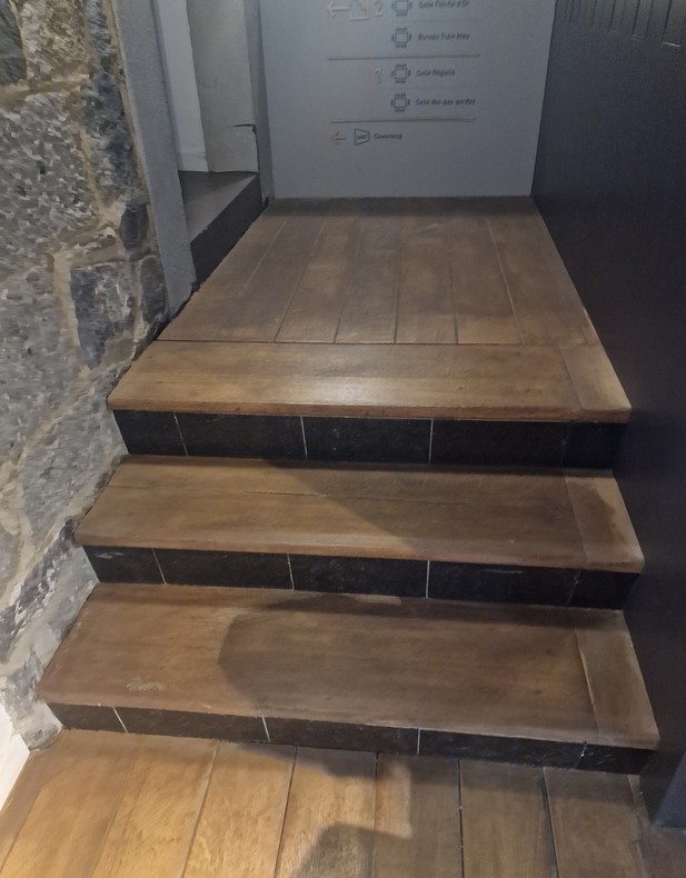 Vue sur un escalier dans l'hôtel Le Val de Poix