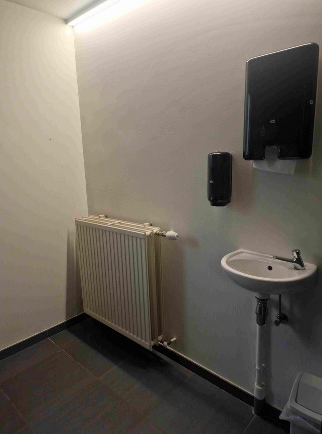 Vue dans la toilette commune adaptée dans l'hôtel le Val de Poix