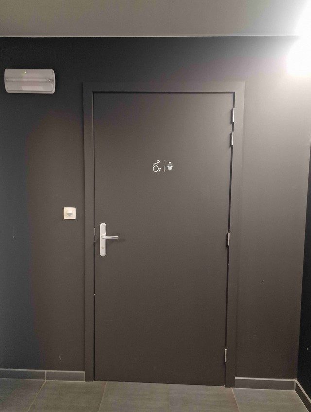 Vue de l'entrée de la toilette adaptée dans l'hôtel le Val de Poix