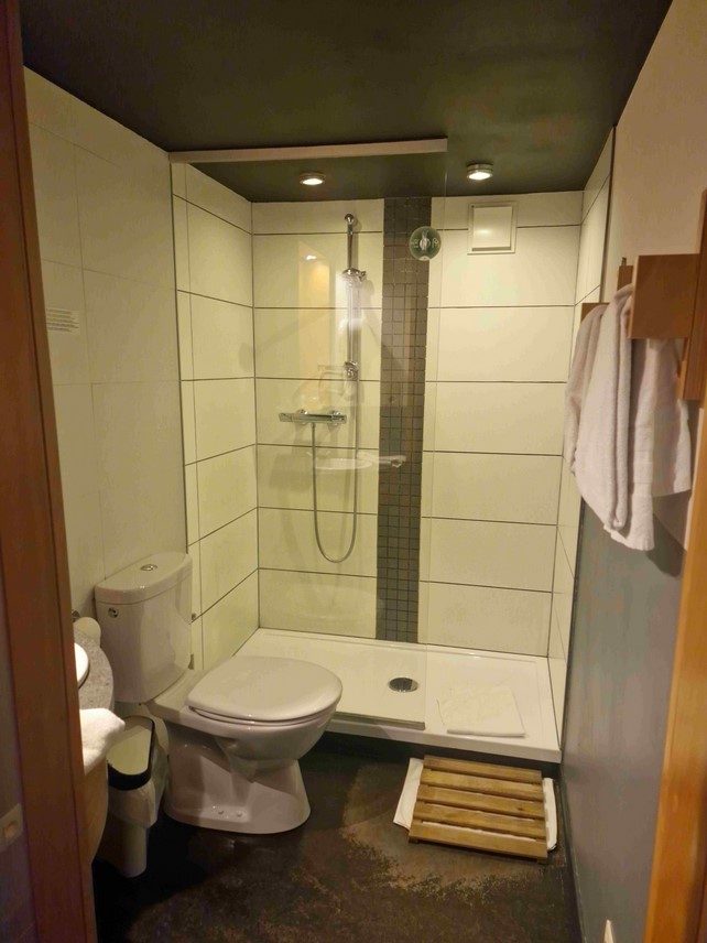 Vue d'une salle de bain dans l'hôtel le Val de Poix